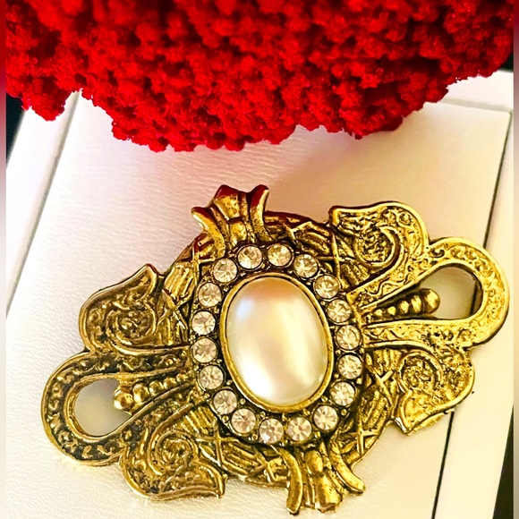 Vintage Jewelry - Vintage Renaissance Style Pearl and Rhinestone Gold Brass Brooch